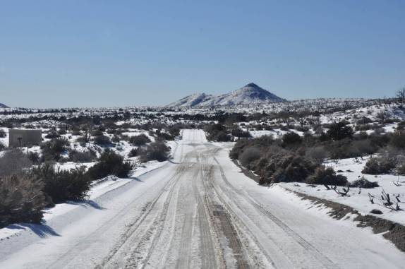 Estradas cobertas de neve na parte alta do belíssimo deserto de Mojave, na Califórnia, nos Estados Unidos
